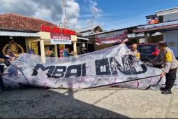 Polisi tangani balon udara berpetasan jatuh di rumah warga Ponorogo