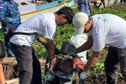 1,8 ton sampah di Pantai Karangria Manado berhasil dikumpulkan tim PLN