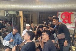 Gubernur Koster traktir anak muda kopi bentuk kasih sayang Tumpek Krulut