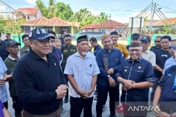 Bupati Gorontalo serahkan sapi bantuan Pemkab di Telaga Jaya