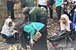 BPPP Ambon lakukan aksi bersih pantai dan tanam mangrove di desa perikanan pintar