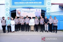 Kapolda Jambi serahkan sapi qurban ke Ponpes
