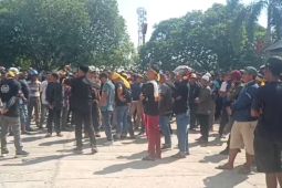 Seribuan orang penambang emas berunjukrasa di Mapolres Ketapang