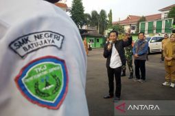 Bupati Purwakarta kembali mengirim puluhan pelajar SMA/SMK ke barak militer
