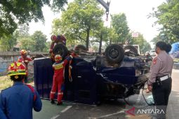 Hindari pemotor, mobil pengangkut uang terbalik di Jakarta