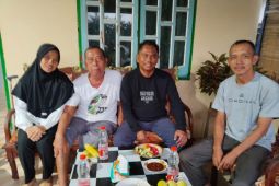 Darma Wijaya punya rutinitas jenguk teman sakit