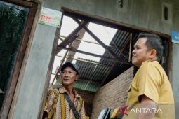 Wabup Serdang Bedagai tinjau dan salurkan bantuan korban angin puting beliung