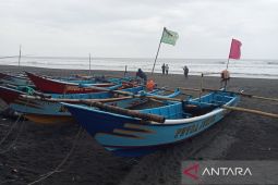 Gelombang tinggi pantai sebabkan nelayan Bantul tidak melaut