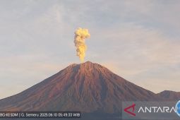 Semeru erupsi disertai letusan setinggi 1.000 m di atas puncak