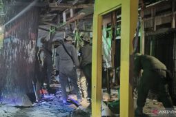 Pemkab Cianjur menertibkan bangunan liar di atas saluran air