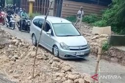 Warga meminta perbaikan jalan ambles di ruas CBL-Kertamukti Bekasi