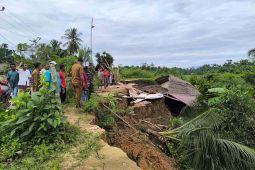Dua rumah di Aceh Timur ambruk ke sungai