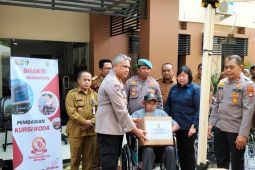 Polres Metro Tangerang serahkan bantuan kursi roda pada warga