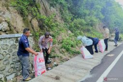 Polisi dan pemerintah di Gorontalo bersinergi bersihkan lingkungan