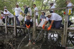 PLN libatkan warga dan pelajar angkut sampah plastik di pesisir Gresik