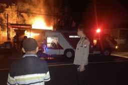 Damkar dan polisi Pacitan padamkan kios pertamini terbakar