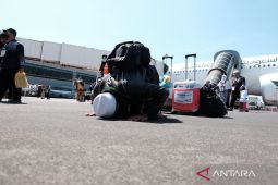 Kloter pertama haji Jawa Timur tiba di Bandara Juanda