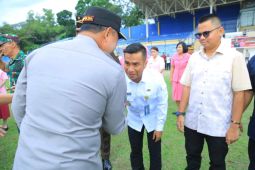 Wabup dan Ketua DPRD Labura beri kain songket untuk Kapoldasu