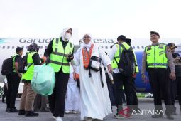 Jamaah haji Kloter 01 Debarkasi  Medan tiba di tanah air