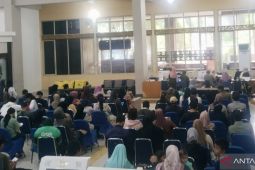 Warga Palembang  berburu DTKS untuk daftar sekolah anak