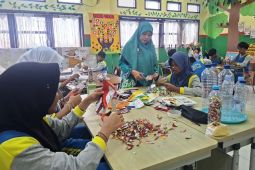 Guru di Bontang tanamkan kepedulian lingkungan sejak dini