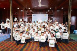 PLN bagikan 140 tas kanvas untuk kampanye penggunaan kantong non-plastik