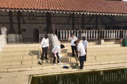 Polda Banten gelar kerja bakti di kawasan Masjid Agung Banten Lama