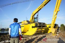 Banjarmasin perkuat alat berat amfibi pembersih sungai