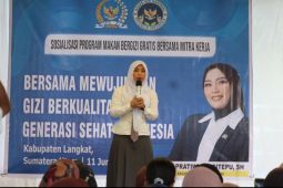 Warga Desa Pekan Gebang mendapat sosialisasi penguatan gizi dari DPR RI dan BGN