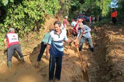 BPBD Malang tangani tanah longsor di jalan akses menuju Pantai Sipelot