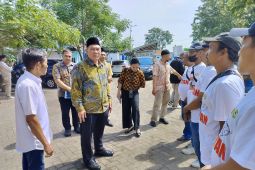 Komisi VII DPR bantu dua unit mesin perahu kepada nelayan Sidoarjo