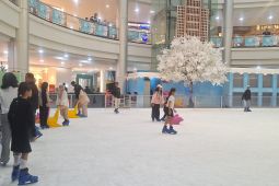Nikmati liburan bermain Ice Skating di Margocity dengan suasana Kota New York