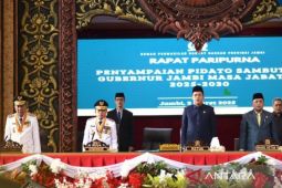 Ketua DPRD Provinsi Jambi singing isu strategis pada rapat paripurna