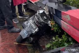 Papan reklame restoran roboh timpa sejumlah kendaraan di Kembangan
