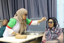 Dinkes Kaltim  beri kacamata gratis peringatan HKG PKK tahun 2025