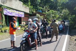 BPBD Jember bagikan masker ke warga terdampak erupsi Raung
