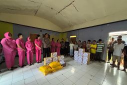 Polres Buru Selatan bagkani ratusan Bansos untuk yayasan dan SLB