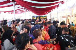 Warga serbu 1.000 paket sembako murah Polda Babel