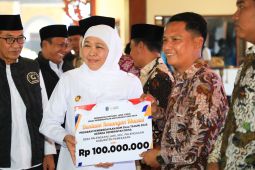 Gubernur Jatim salurkan Rp6,37 miliar untuk tekan kemiskinan di Pamekasan