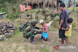 Satgas TNI Yonif 521/DY beri bantuan perlengkapan sekolah warga Walesi