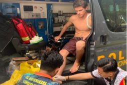 Polisi beri pertolongan pertama atlet WSL Krui Pro asal Australia