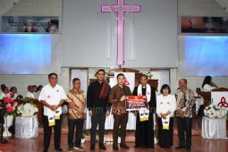 Wali Kota Kupang menyerahkan bantuan Rp200 juta bagi GMIT Silo Naikoten 1