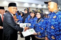 Bupati Simalungun serahkan 1.068 SK Pegawai Perjanjian Kerja