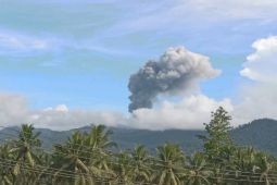 Gunung Dukono di Halmahera Utara erupsi hingga 1.150 meter