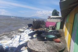 Rumah warga pesisir Situbondo rusak diterjang gelombang pasang