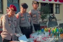 Polres Cianjur sita 430 botol miras dan amankan tiga penjual