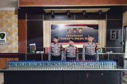Polda Malut sita ratusan botol miras di Pelabuhan Ternate