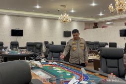 Polisi menangkap 63 orang dalam penggerebekan judi kasino di Bandung