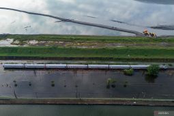 Rel kereta api terendam banjir