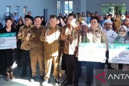 Pj Bupati Bangka menyerahkan bantuan BPJS PBI